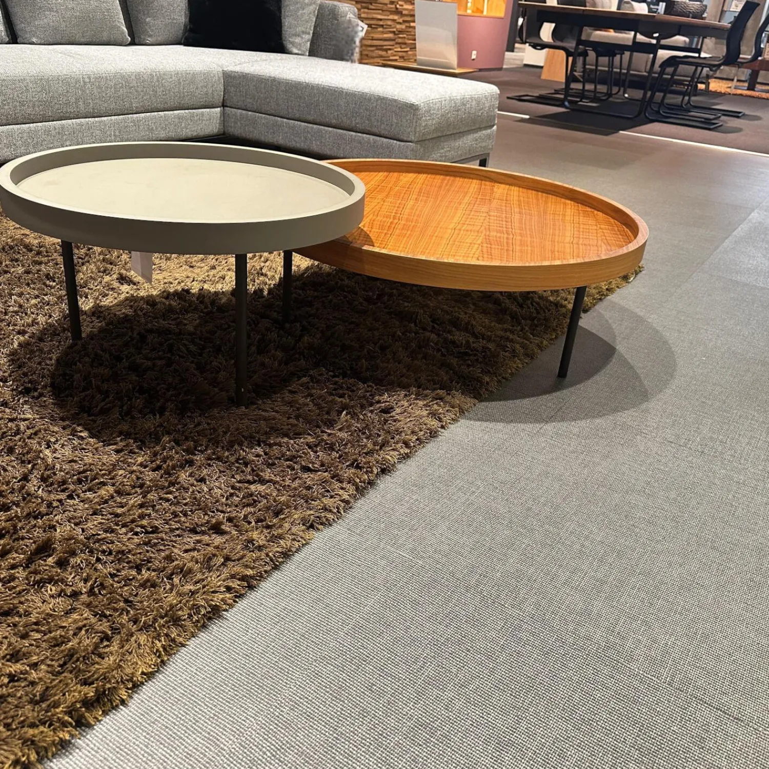 Ronald Schmitt Design Couchtische|2 Satztisch Platte Nussbaum Natur Lackiert Furniert Und MDF Softlack RAL 7006 Beige Grau Füße Schwarz Lackiert