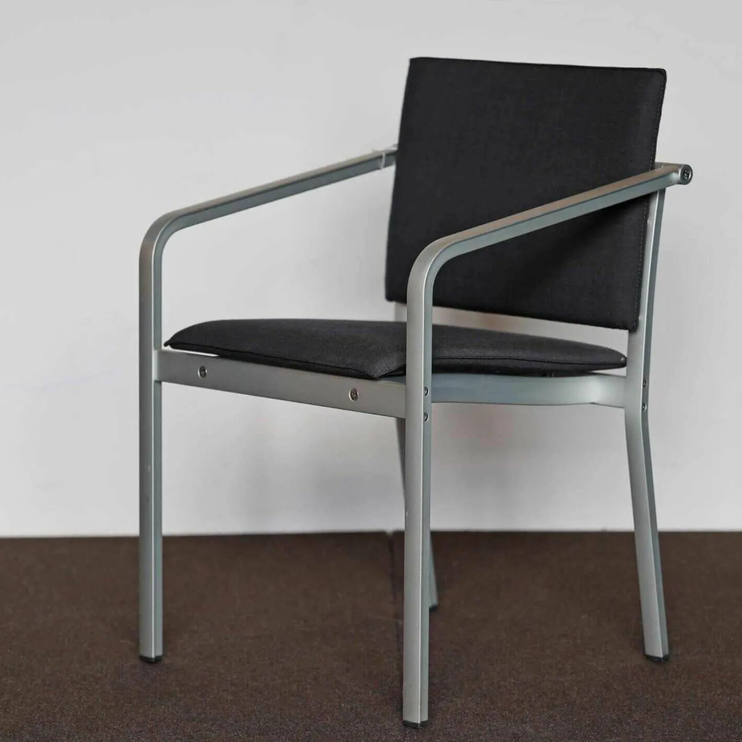 Thonet Einzelstühle|A900 Armlehnstuhl Bezug Stoff Anthrazit Gestell Aluminium Eloxiert