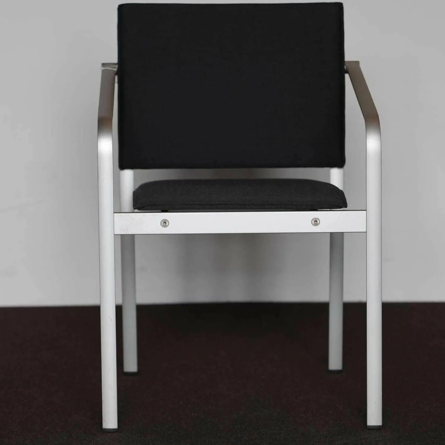 Thonet Einzelstühle|A900 Armlehnstuhl Bezug Stoff Anthrazit Gestell Aluminium Eloxiert