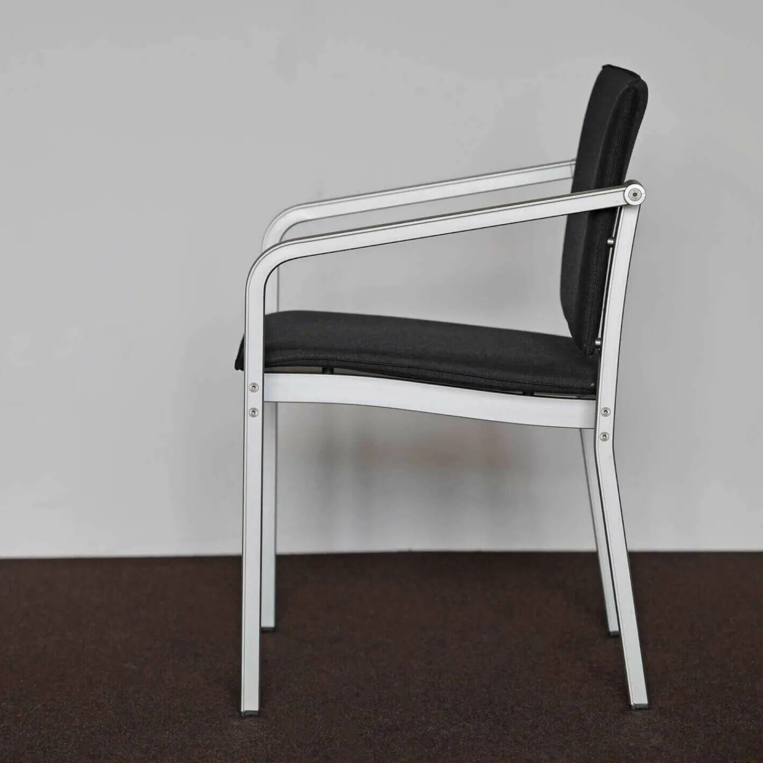 Thonet Einzelstühle|A900 Armlehnstuhl Bezug Stoff Anthrazit Gestell Aluminium Eloxiert