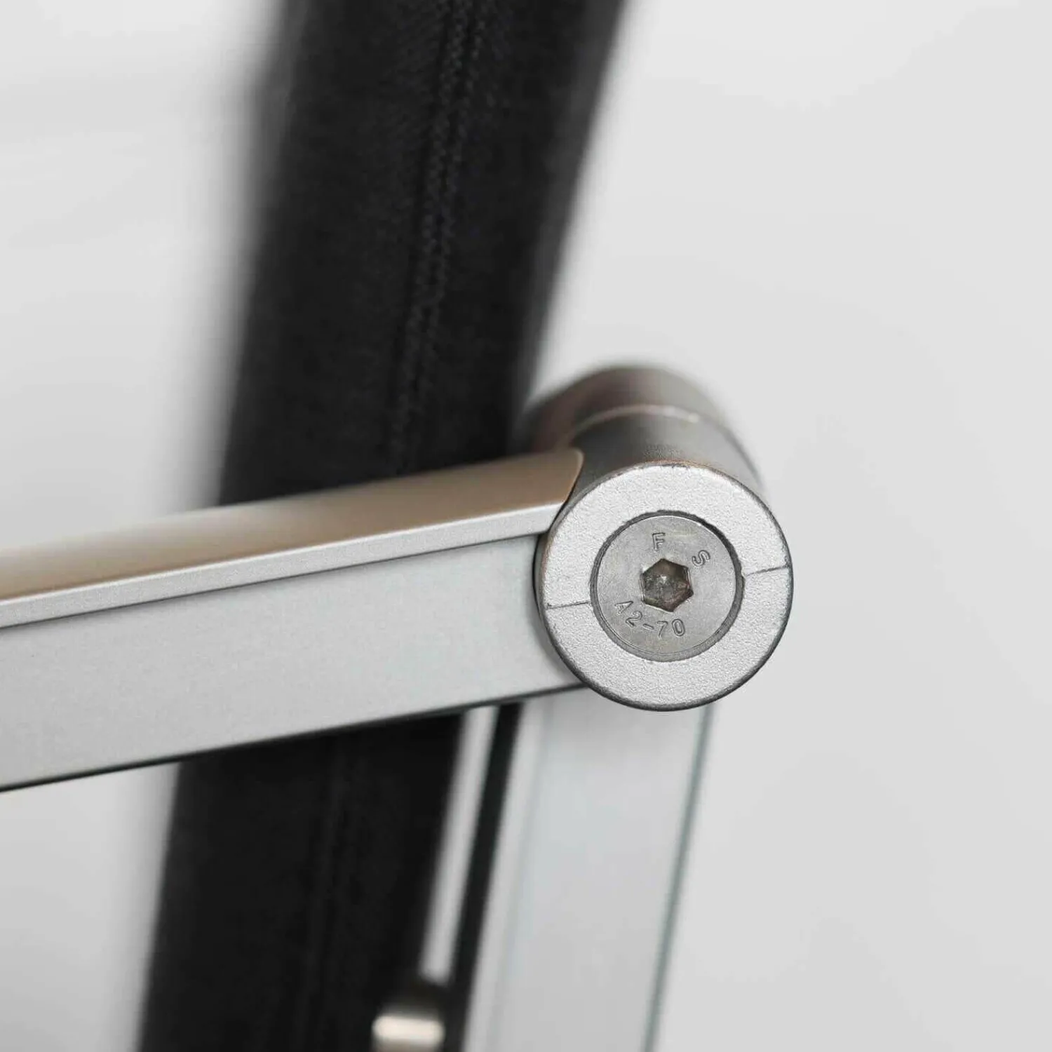 Thonet Einzelstühle|A900 Armlehnstuhl Bezug Stoff Anthrazit Gestell Aluminium Eloxiert