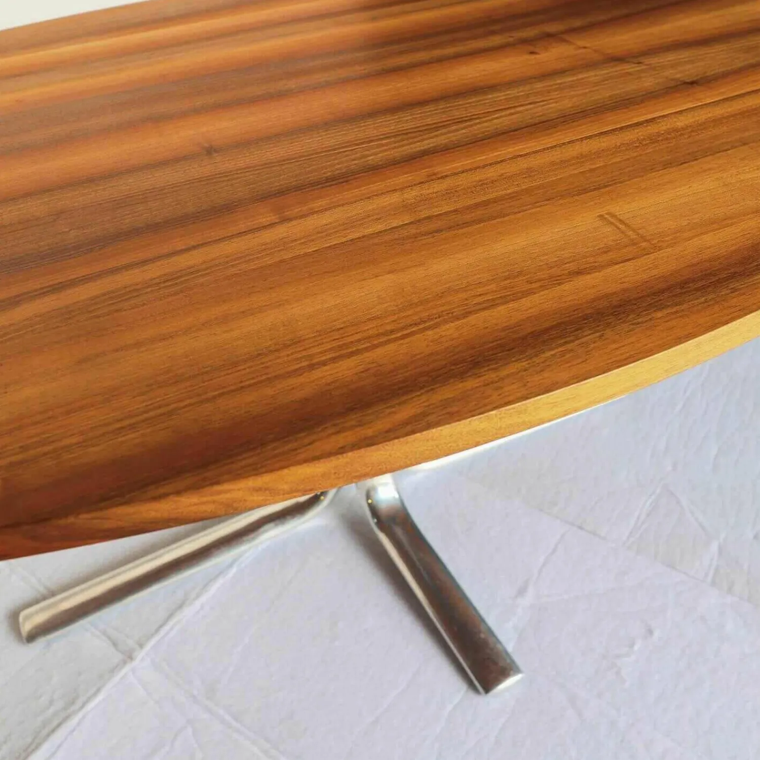 Zoom by Mobimex Esstische|Aliz Massivholztisch Platte Eliptisch Nussbaum Oberfläche Geölt Gestell Aluminium Poliert