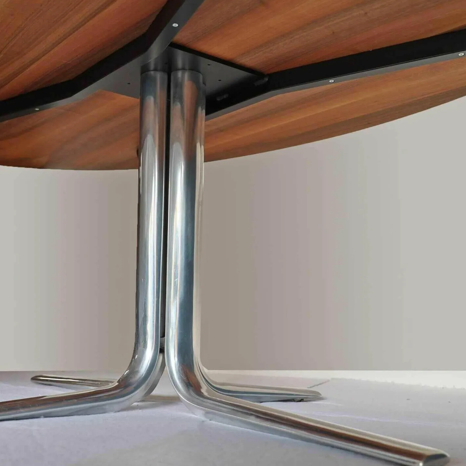 Zoom by Mobimex Esstische|Aliz Massivholztisch Platte Eliptisch Nussbaum Oberfläche Geölt Gestell Aluminium Poliert