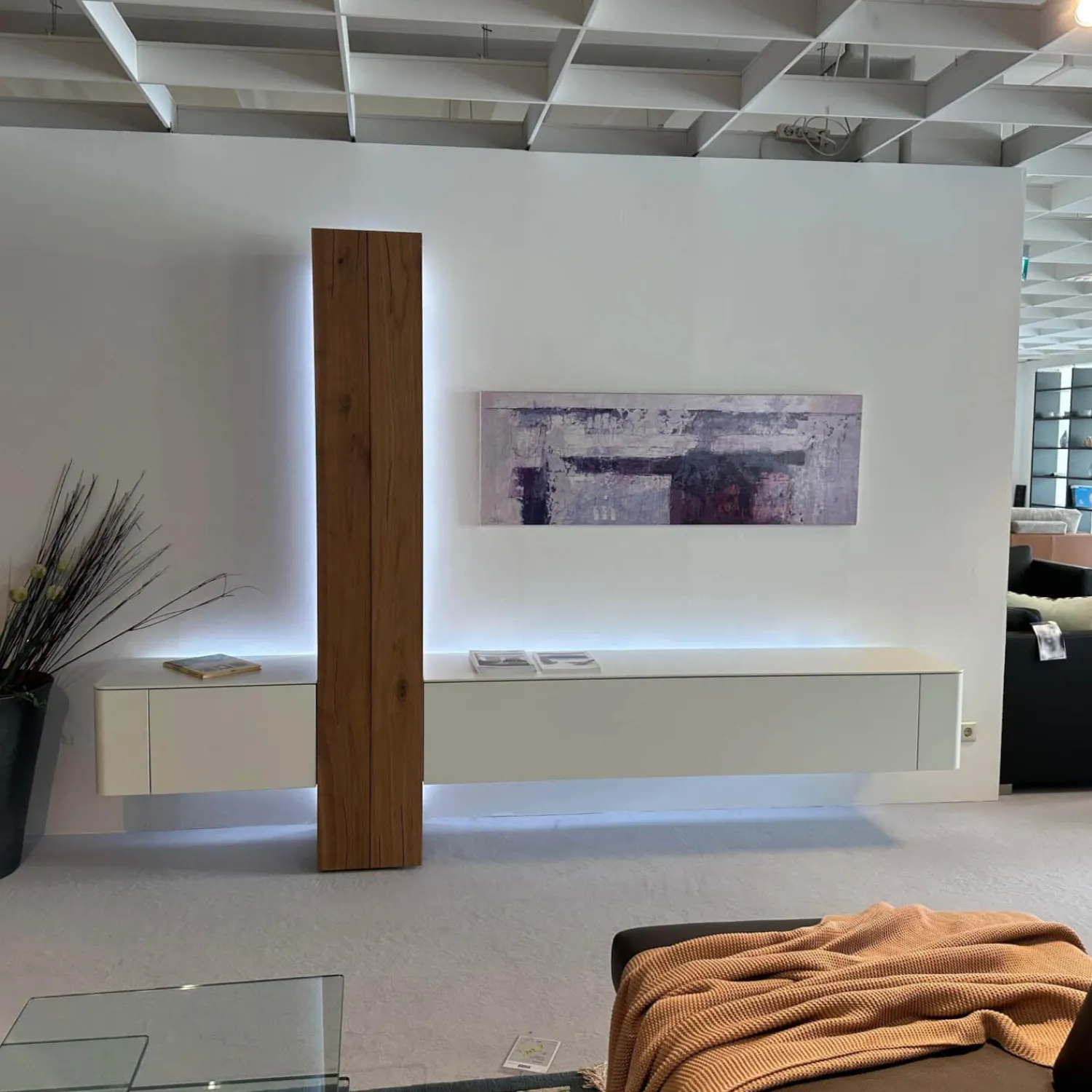 Hülsta Wohnwände & Tv-Lowboards|Anbauwand Gentis Lack Weiß Akzent Kernnussbaum Naturstamm Mit Beleuchtung