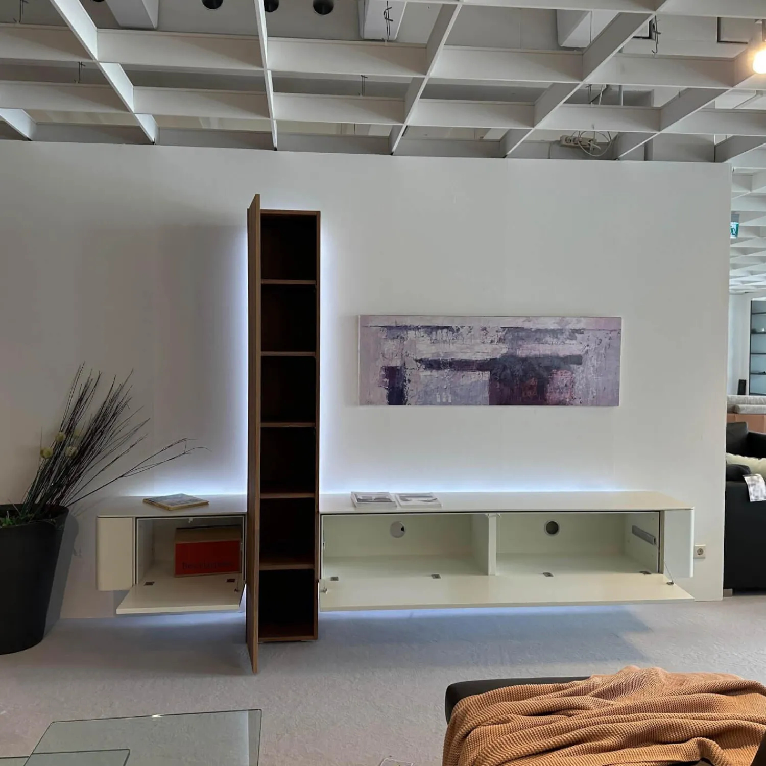 Hülsta Wohnwände & Tv-Lowboards|Anbauwand Gentis Lack Weiß Akzent Kernnussbaum Naturstamm Mit Beleuchtung