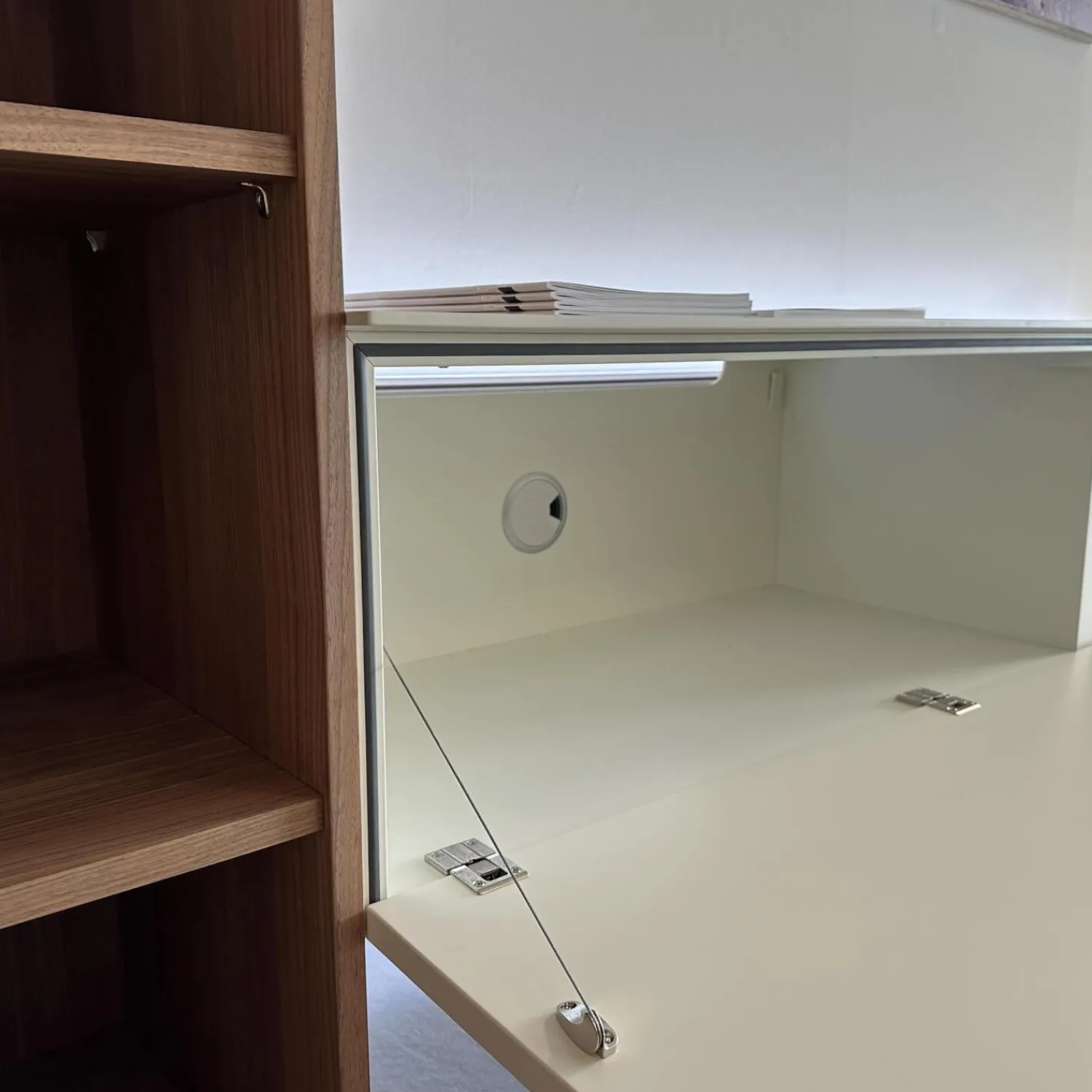 Hülsta Wohnwände & Tv-Lowboards|Anbauwand Gentis Lack Weiß Akzent Kernnussbaum Naturstamm Mit Beleuchtung