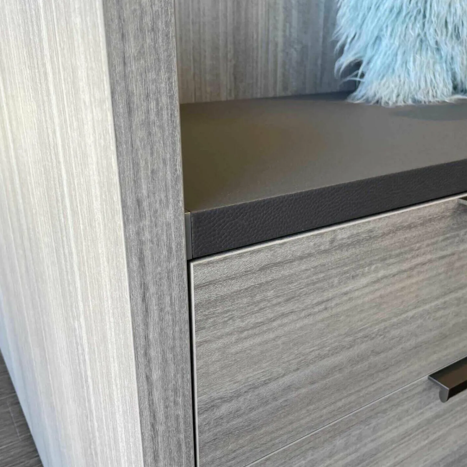 Molteni & C Kleiderschränke|Ankleide Gliss Master Korpus Böden Rückwand aus Zirbelkiefer Silber mit Beleuchtung