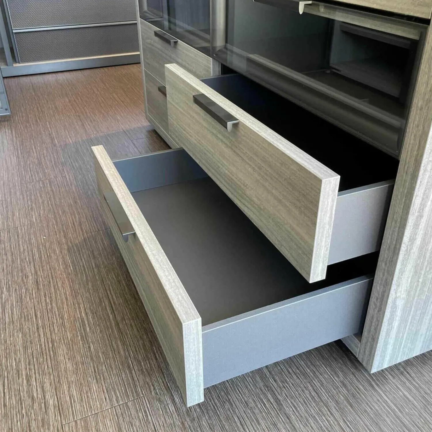 Molteni & C Kleiderschränke|Ankleide Gliss Master Korpus Böden Rückwand aus Zirbelkiefer Silber mit Beleuchtung