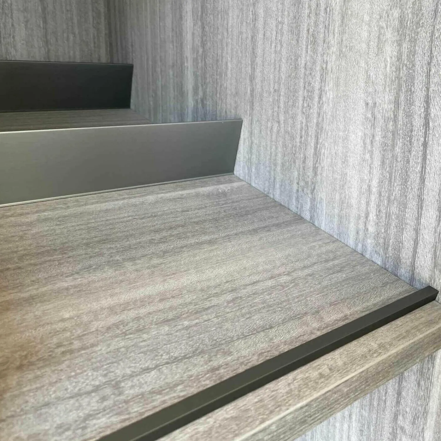 Molteni & C Kleiderschränke|Ankleide Gliss Master Korpus Böden Rückwand aus Zirbelkiefer Silber mit Beleuchtung