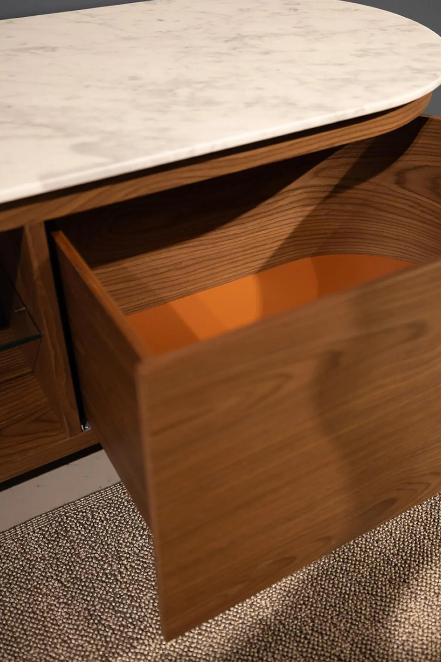 Cassina Kommoden & Sideboards|Anrichte Rondos Mamorplatte Bianco Carrara Opaco Weiß Korpus Furniert Amerikanischer Nussbaum Mit Einem Offenen Fach