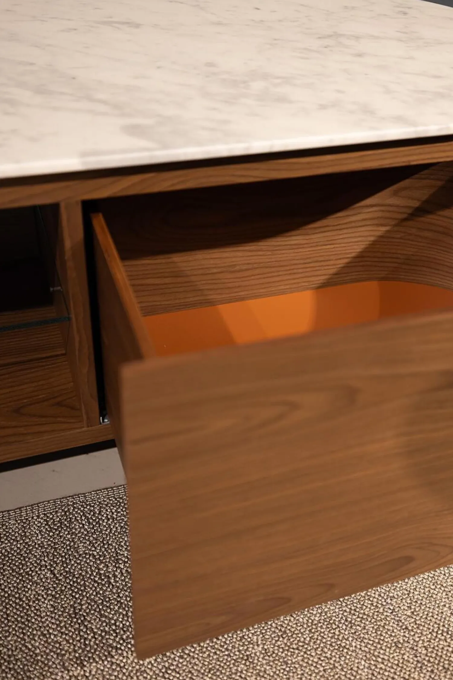 Cassina Kommoden & Sideboards|Anrichte Rondos Mamorplatte Bianco Carrara Opaco Weiß Korpus Furniert Amerikanischer Nussbaum Mit Einem Offenen Fach