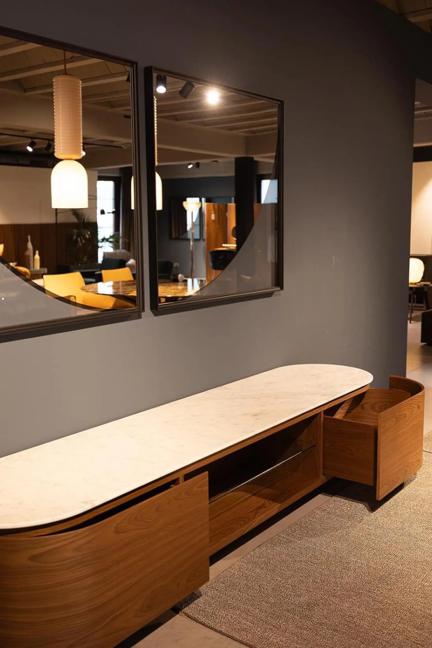 Cassina Kommoden & Sideboards|Anrichte Rondos Mamorplatte Bianco Carrara Opaco Weiß Korpus Furniert Amerikanischer Nussbaum Mit Einem Offenen Fach