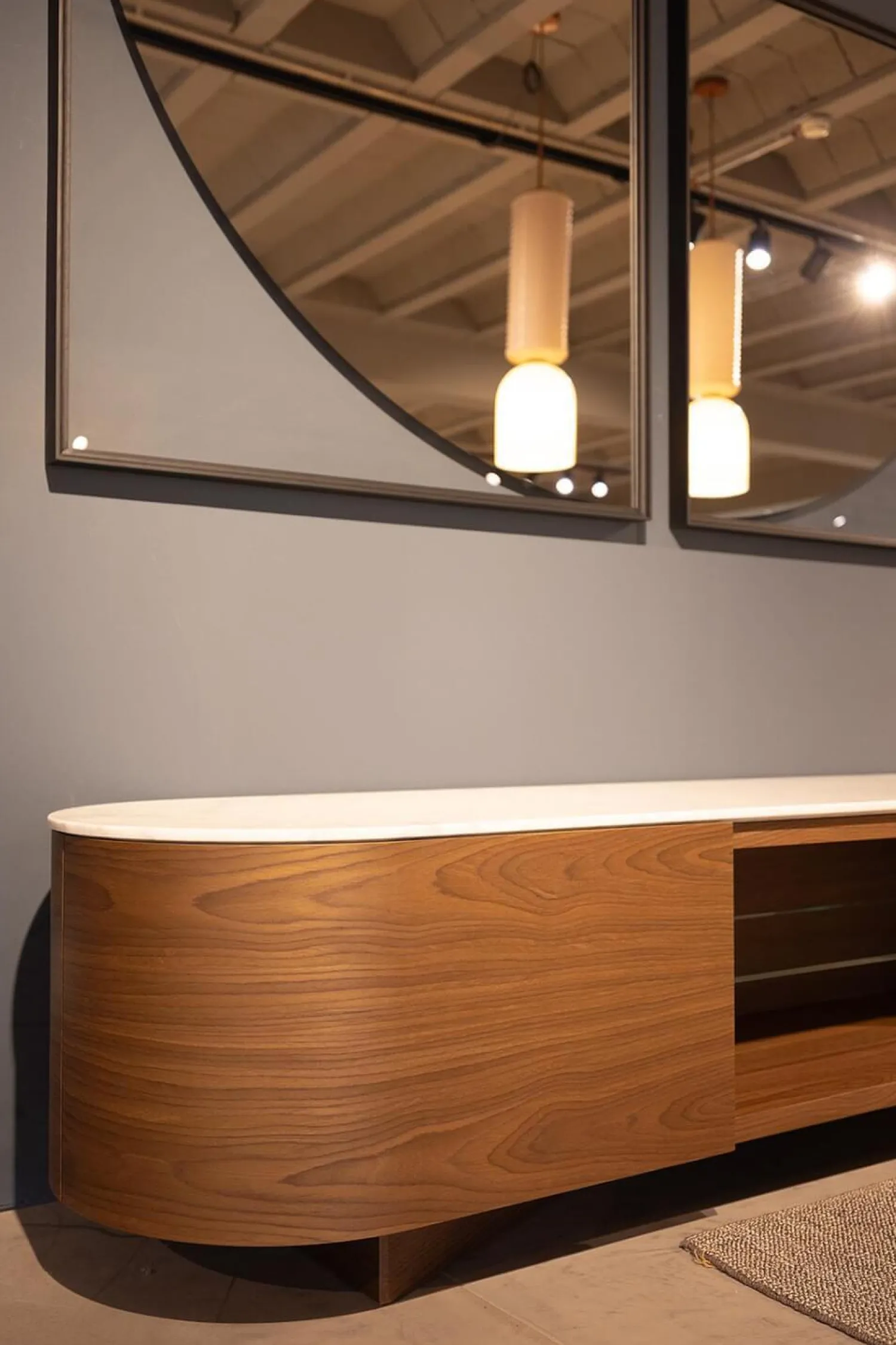 Cassina Kommoden & Sideboards|Anrichte Rondos Mamorplatte Bianco Carrara Opaco Weiß Korpus Furniert Amerikanischer Nussbaum Mit Einem Offenen Fach