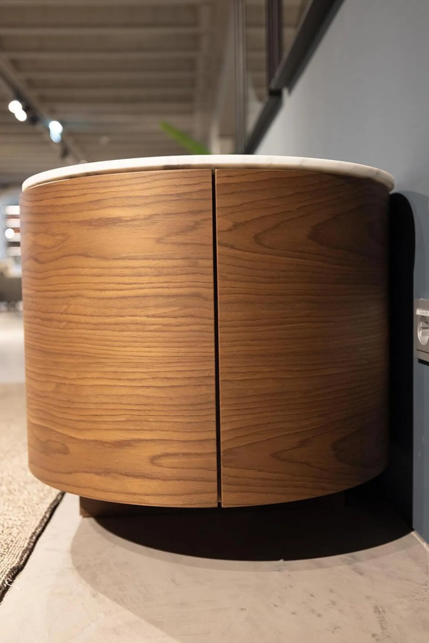 Cassina Kommoden & Sideboards|Anrichte Rondos Mamorplatte Bianco Carrara Opaco Weiß Korpus Furniert Amerikanischer Nussbaum Mit Einem Offenen Fach