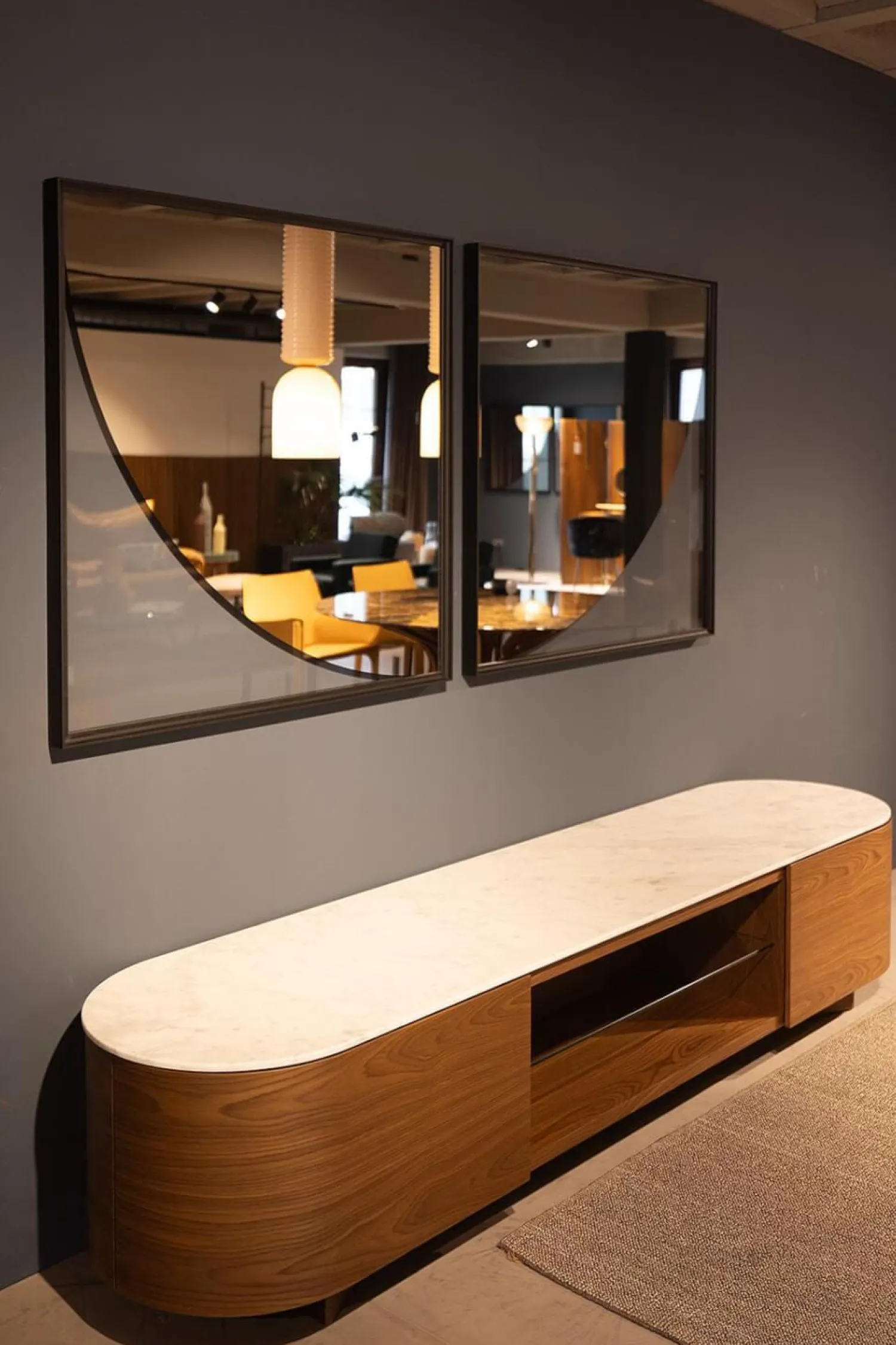 Cassina Kommoden & Sideboards|Anrichte Rondos Mamorplatte Bianco Carrara Opaco Weiß Korpus Furniert Amerikanischer Nussbaum Mit Einem Offenen Fach