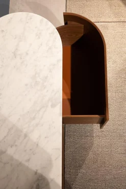 Cassina Kommoden & Sideboards|Anrichte Rondos Mamorplatte Bianco Carrara Opaco Weiß Korpus Furniert Amerikanischer Nussbaum Mit Einem Offenen Fach