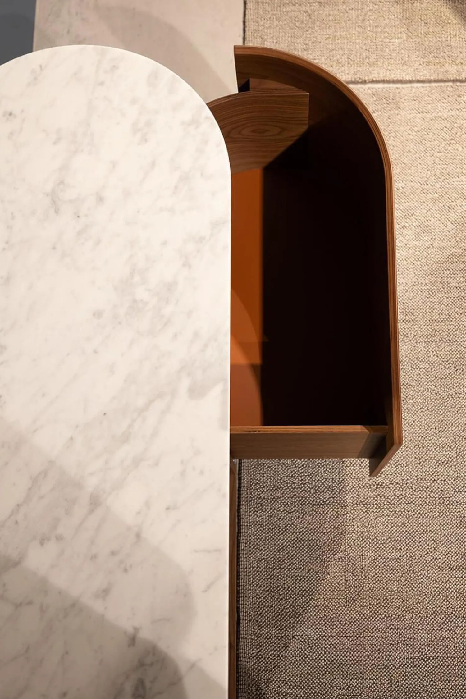 Cassina Kommoden & Sideboards|Anrichte Rondos Mamorplatte Bianco Carrara Opaco Weiß Korpus Furniert Amerikanischer Nussbaum Mit Einem Offenen Fach