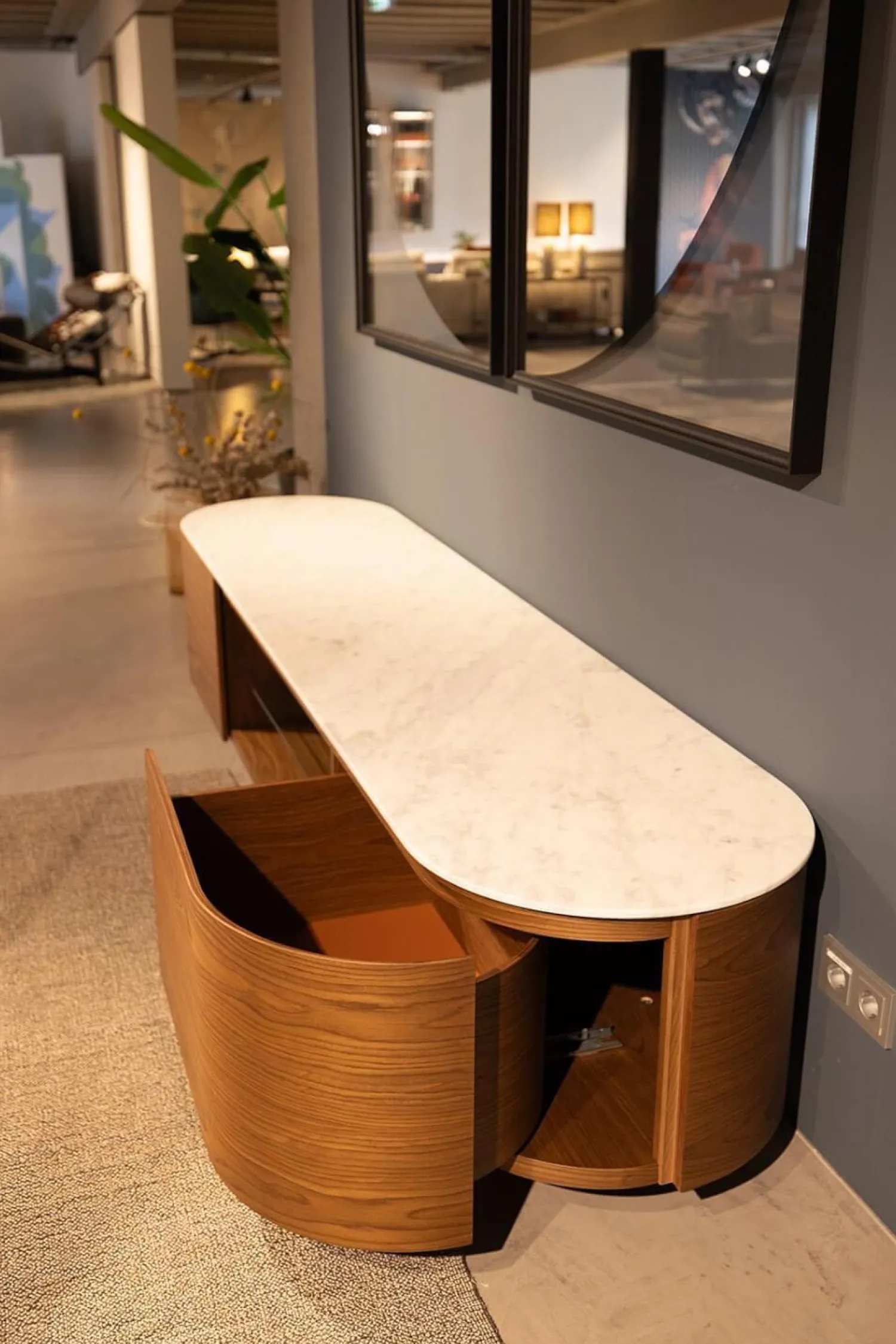 Cassina Kommoden & Sideboards|Anrichte Rondos Mamorplatte Bianco Carrara Opaco Weiß Korpus Furniert Amerikanischer Nussbaum Mit Einem Offenen Fach