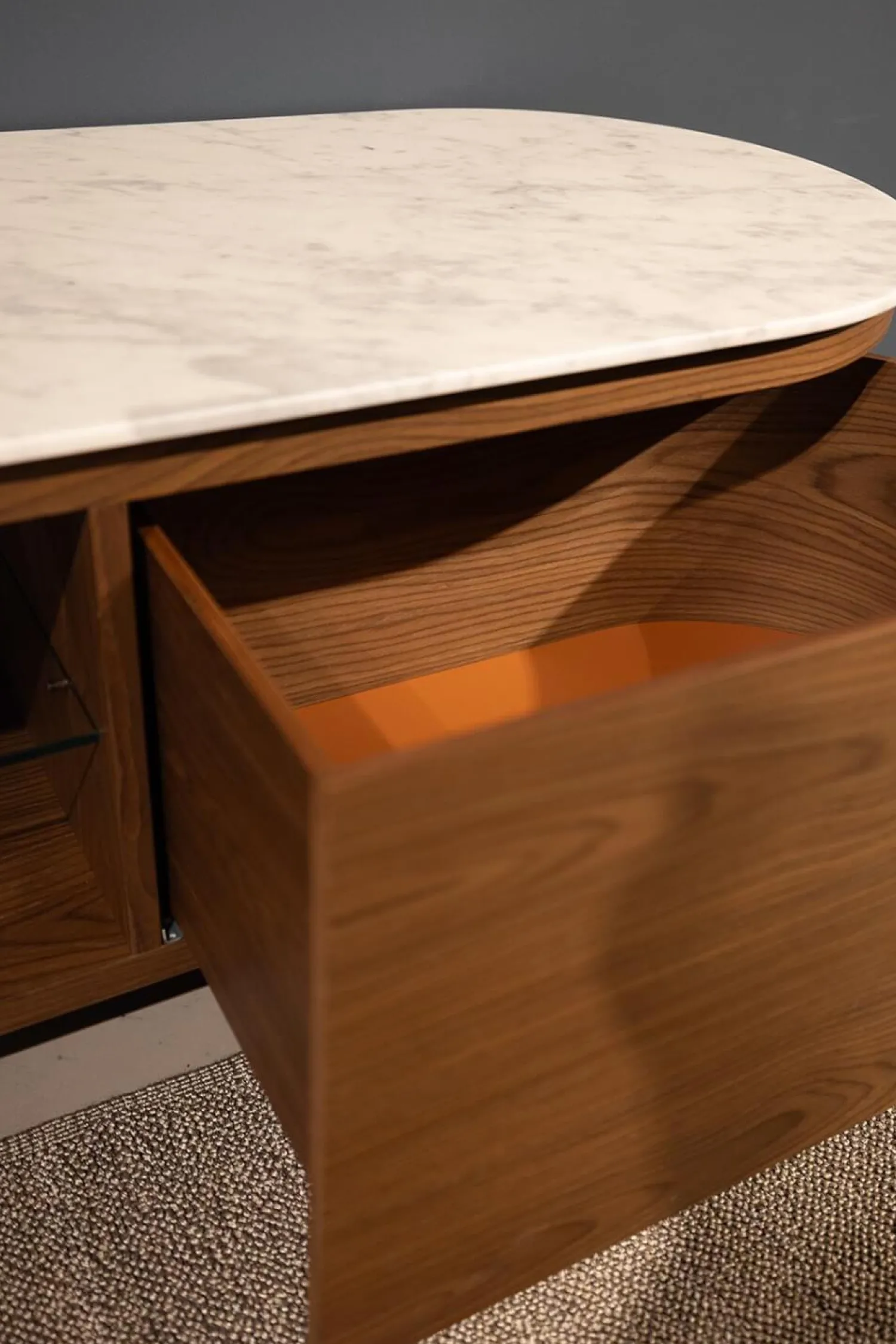 Cassina Kommoden & Sideboards|Anrichte Rondos Mamorplatte Bianco Carrara Opaco Weiß Korpus Furniert Amerikanischer Nussbaum Mit Einem Offenen Fach