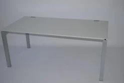 König + Neurath Schreibtische & Sekretäre|Arbeitstisch Basic 4 Platte und Plattenkante Kunststoff Uni Lichtgrau Gestell Alufarbig