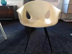 Poltrona Frau Einzelstühle|Armlehnenstuhl Ginger Ale Leder Latte Bianco Weiß Gestell Schwarz Lackiert