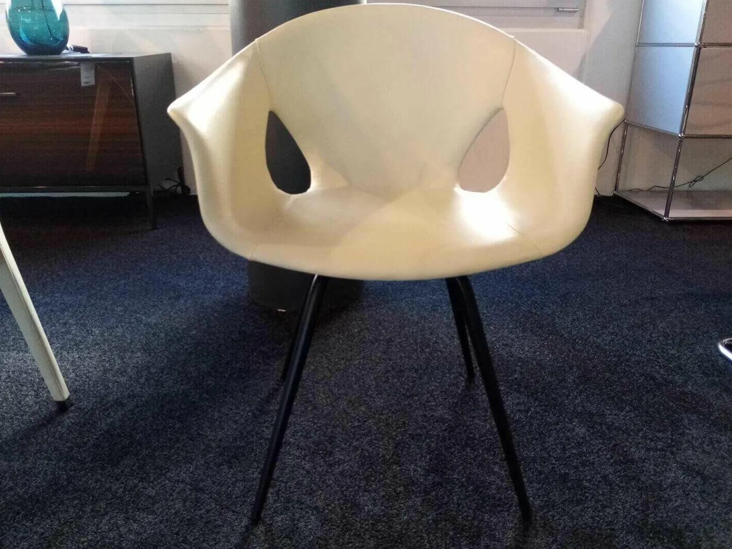 Poltrona Frau Einzelstühle|Armlehnenstuhl Ginger Ale Leder Latte Bianco Weiß Gestell Schwarz Lackiert