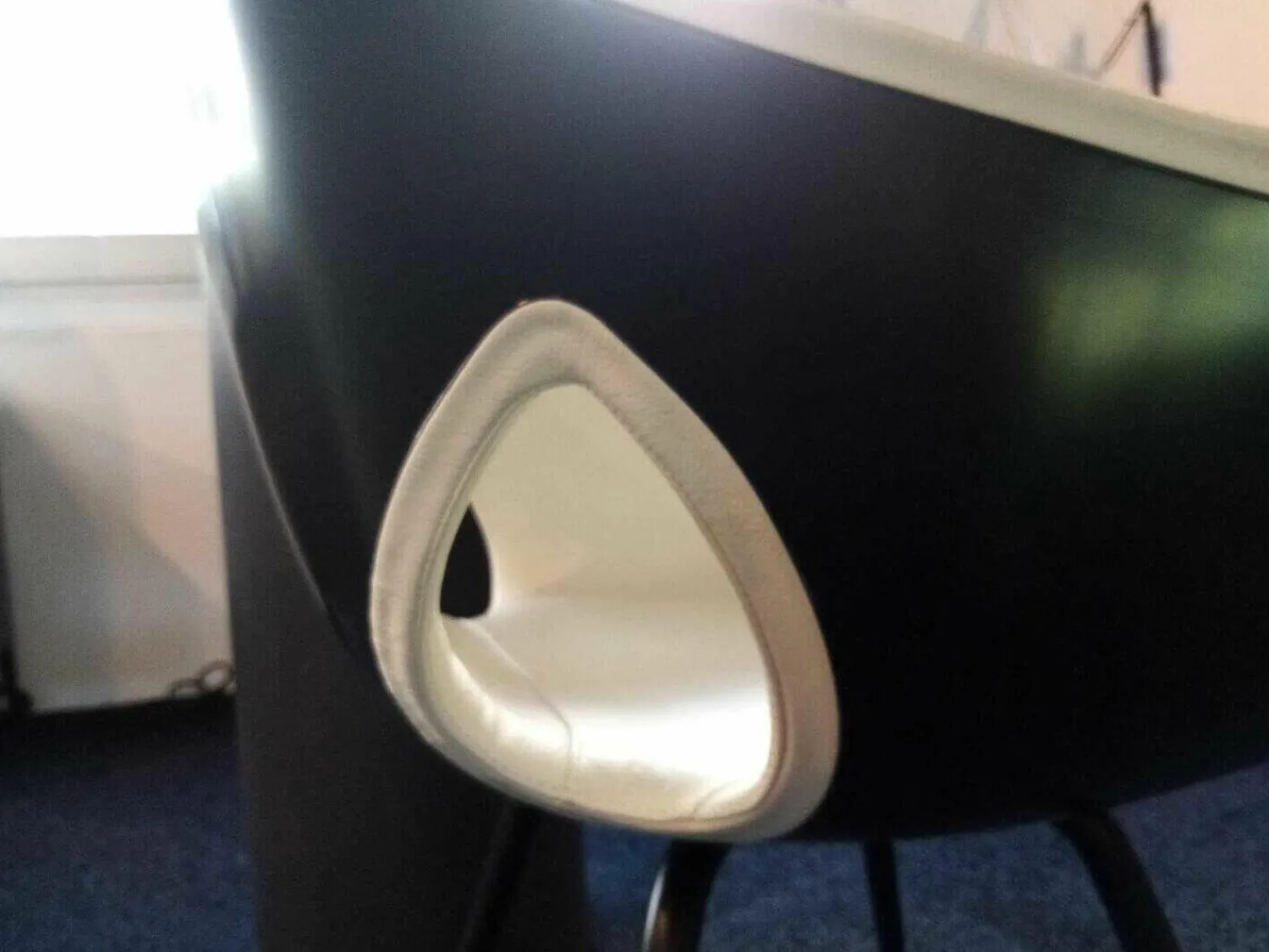 Poltrona Frau Einzelstühle|Armlehnenstuhl Ginger Ale Leder Latte Bianco Weiß Gestell Schwarz Lackiert