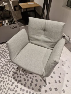 COR Einzelstühle|Armlehnstuhl Alvo Stoff 7208 Steingrau Schale Lack Schneeweiß Holzgestell Schneeweiß Lackiert Mit Kunststoffgleitern