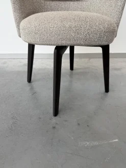 Minotti Einzelstühle|Armlehnstuhl Amelie Dining Stoff Douglas 08 Corda Grau Gestell Kastanie Drehbar