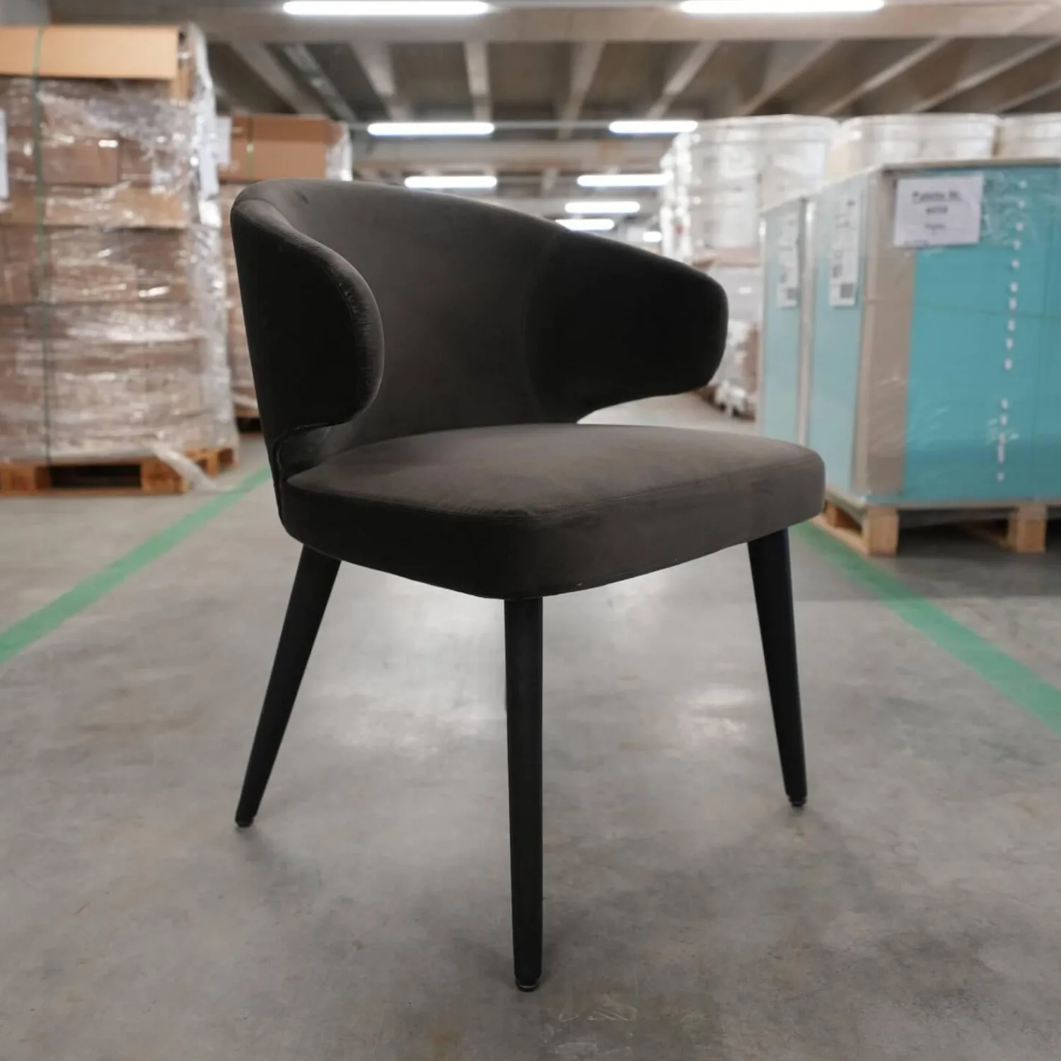 Minotti Einzelstühle|Armlehnstuhl Aston Bezug Hunt Anthrazit Gestell Massivholz Esche Lackiert Moka