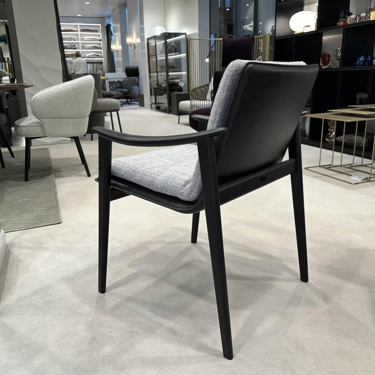 Minotti Einzelstühle|Armlehnstuhl Fynn Stoff H Bright 04 Argento Grau Gestell Massivholz Esche Gebeizt Lakritze Schwarz