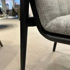 Minotti Einzelstühle|Armlehnstuhl Fynn Stoff H Bright 04 Argento Grau Gestell Massivholz Esche Gebeizt Lakritze Schwarz