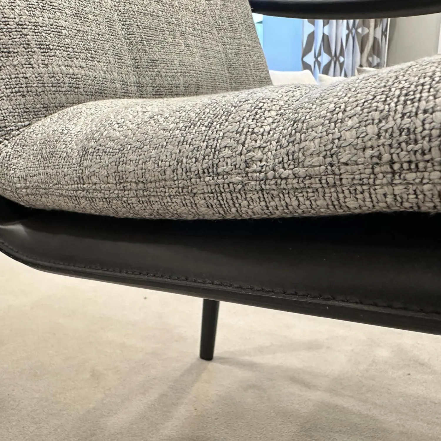 Minotti Einzelstühle|Armlehnstuhl Fynn Stoff H Bright 04 Argento Grau Gestell Massivholz Esche Gebeizt Lakritze Schwarz