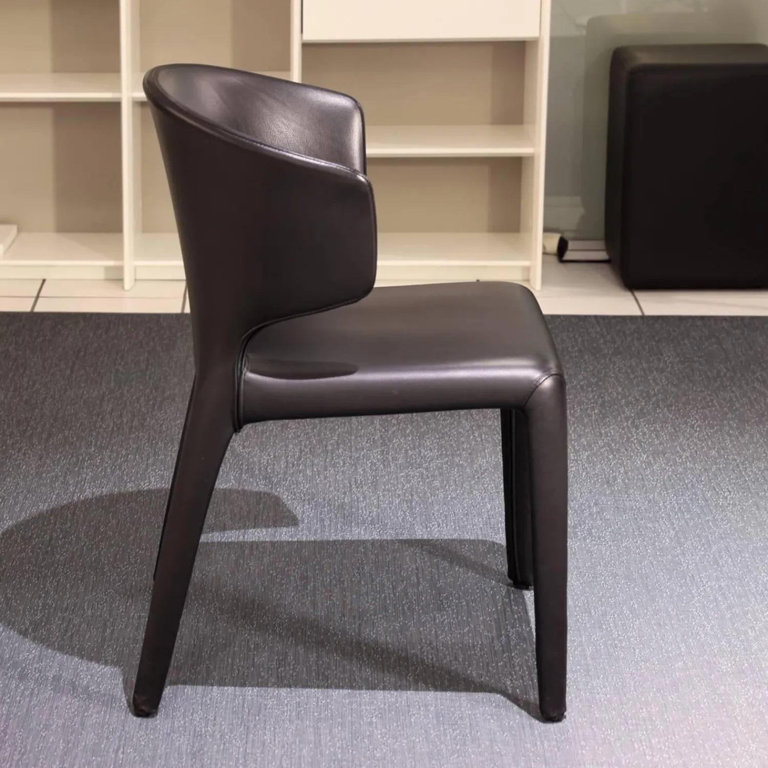 Cassina Einzelstühle|Armlehnstuhl Hola Leder Scozia Schwarz