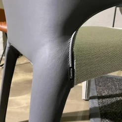 Cassina Einzelstühle|Armlehnstuhl Hola Rücken Leder Anilin Grafite Anthrazit Vorne Stoff Trio 2 Panorama Grau