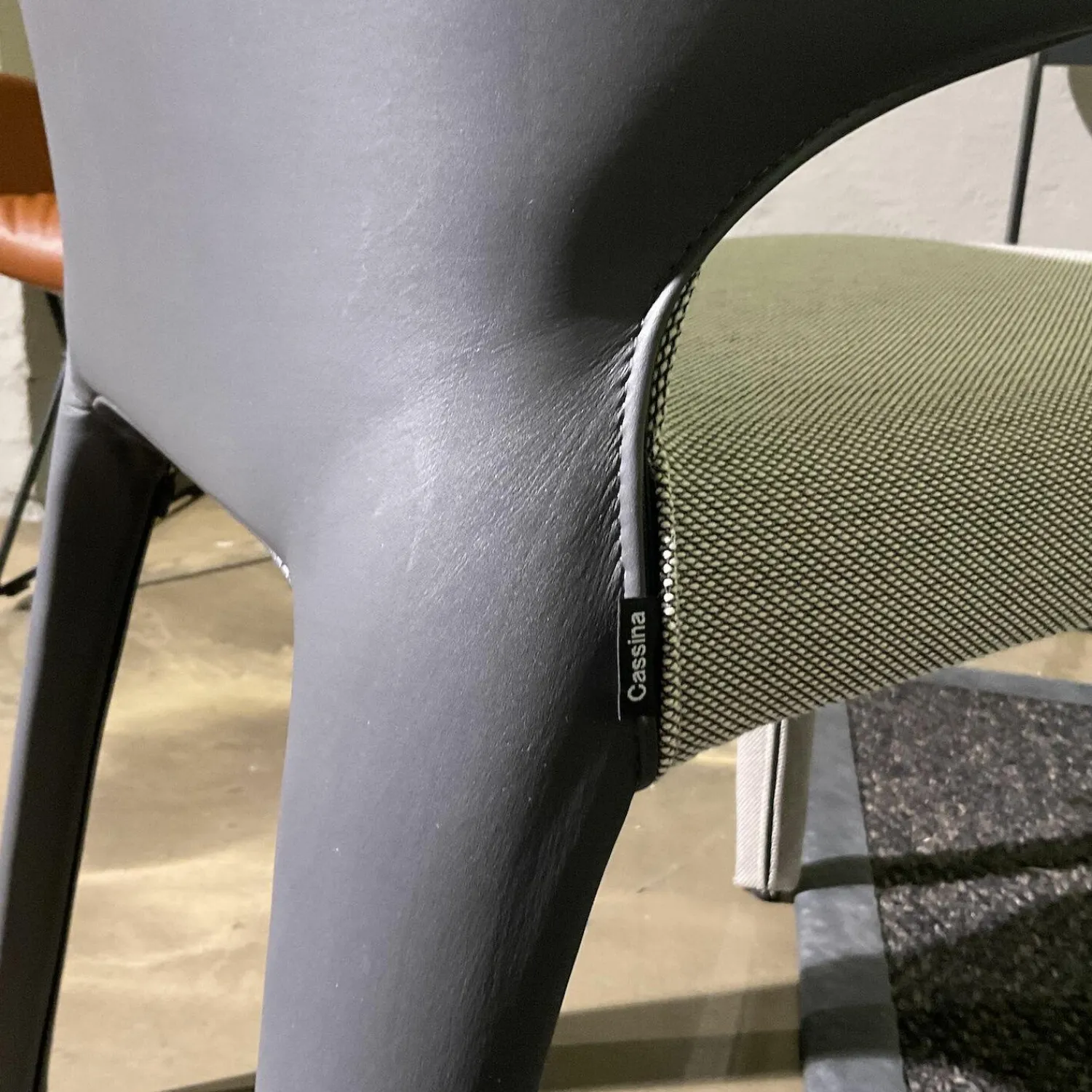 Cassina Einzelstühle|Armlehnstuhl Hola Rücken Leder Anilin Grafite Anthrazit Vorne Stoff Trio 2 Panorama Grau