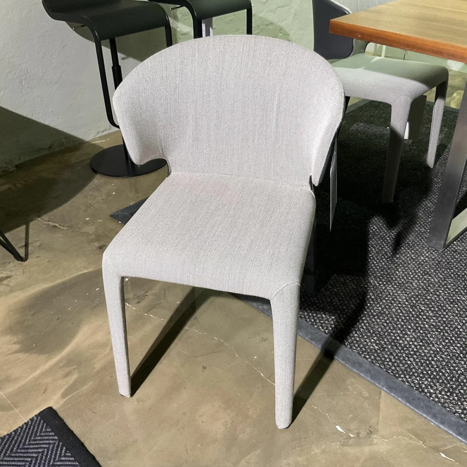 Cassina Einzelstühle|Armlehnstuhl Hola Rücken Leder Anilin Grafite Anthrazit Vorne Stoff Trio 2 Panorama Grau