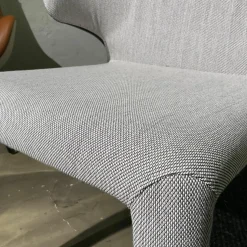 Cassina Einzelstühle|Armlehnstuhl Hola Rücken Leder Anilin Grafite Anthrazit Vorne Stoff Trio 2 Panorama Grau