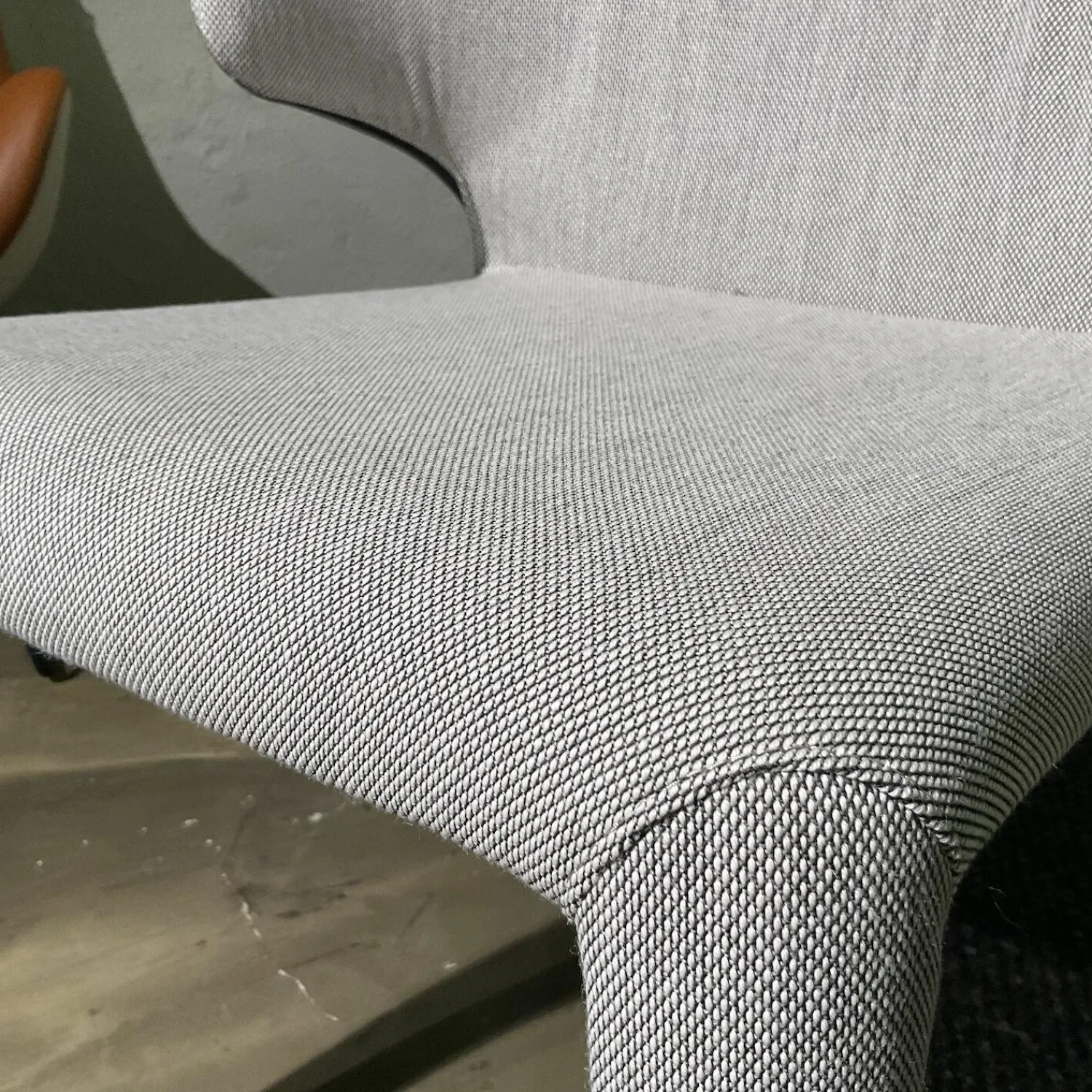 Cassina Einzelstühle|Armlehnstuhl Hola Rücken Leder Anilin Grafite Anthrazit Vorne Stoff Trio 2 Panorama Grau