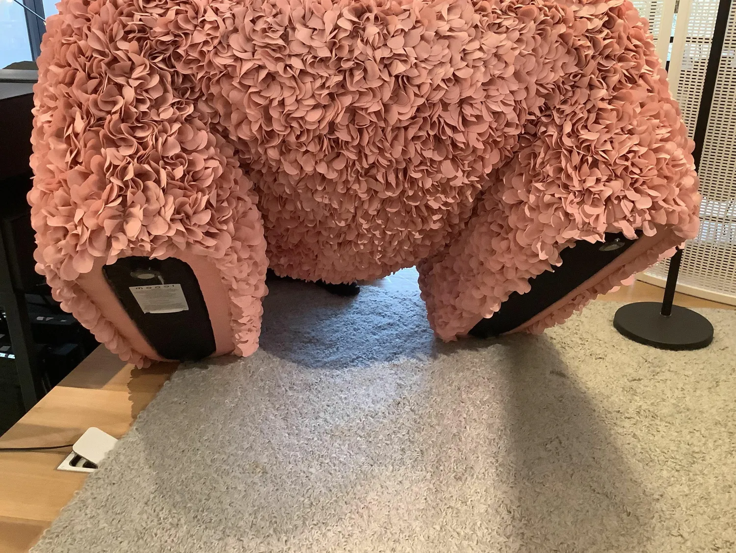 Moooi Loungesessel|Armlehnstuhl Hortensia Stoff Petal Pink Rosa Gestell Metall Kunststofffüße Schwarz Grau Mit Filzgleitern