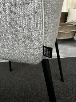 Christine Kröncke Einzelstühle|Armlehnstuhl Jaro 200 Bezug Stoff Sama 092 Argento Grau Gestell Edelstahlrohr Schwarz Pulverbeschichtet