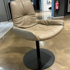 Freifrau Einzelstühle|Armlehnstuhl Leya Low Leder Sahara Platino Braun Grau Tellerfuß Metall Tiefschwarz Mit Filzgleitern