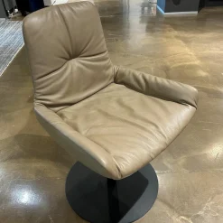 Freifrau Einzelstühle|Armlehnstuhl Leya Low Leder Sahara Platino Braun Grau Tellerfuß Metall Tiefschwarz Mit Filzgleitern