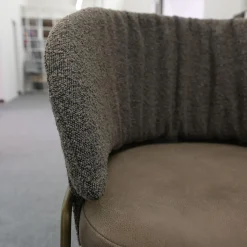 KFF Einzelstühle|Armlehnstuhl Lunar Sitz Leder Rawhide Bark 351 Grau Rücken Stoff Ascot Mousse 2405 Grau Metallgestell Struktur Oliv Grau Grün