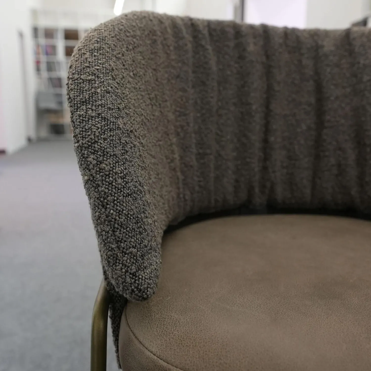 KFF Einzelstühle|Armlehnstuhl Lunar Sitz Leder Rawhide Bark 351 Grau Rücken Stoff Ascot Mousse 2405 Grau Metallgestell Struktur Oliv Grau Grün