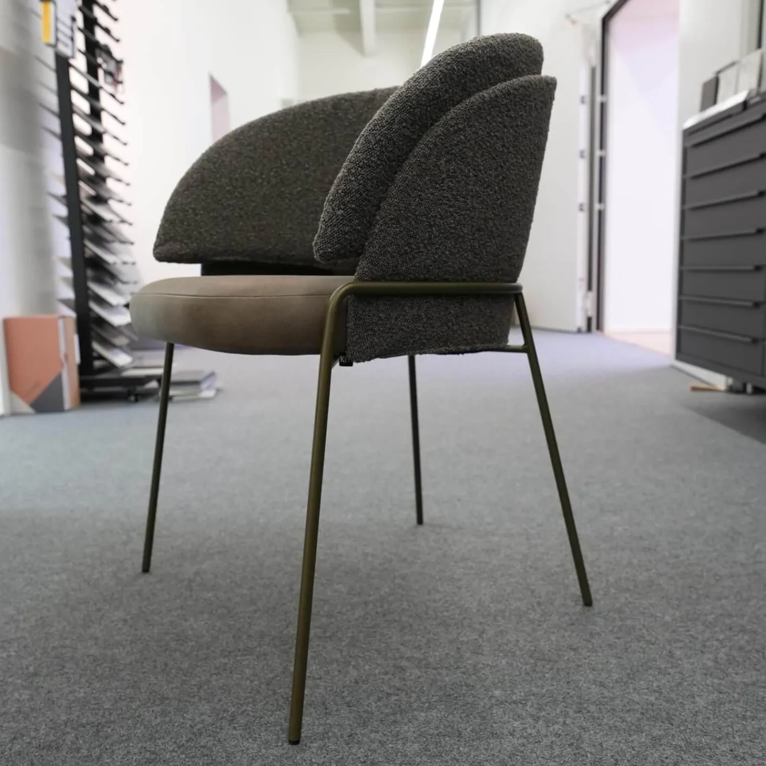 KFF Einzelstühle|Armlehnstuhl Lunar Sitz Leder Rawhide Bark 351 Grau Rücken Stoff Ascot Mousse 2405 Grau Metallgestell Struktur Oliv Grau Grün