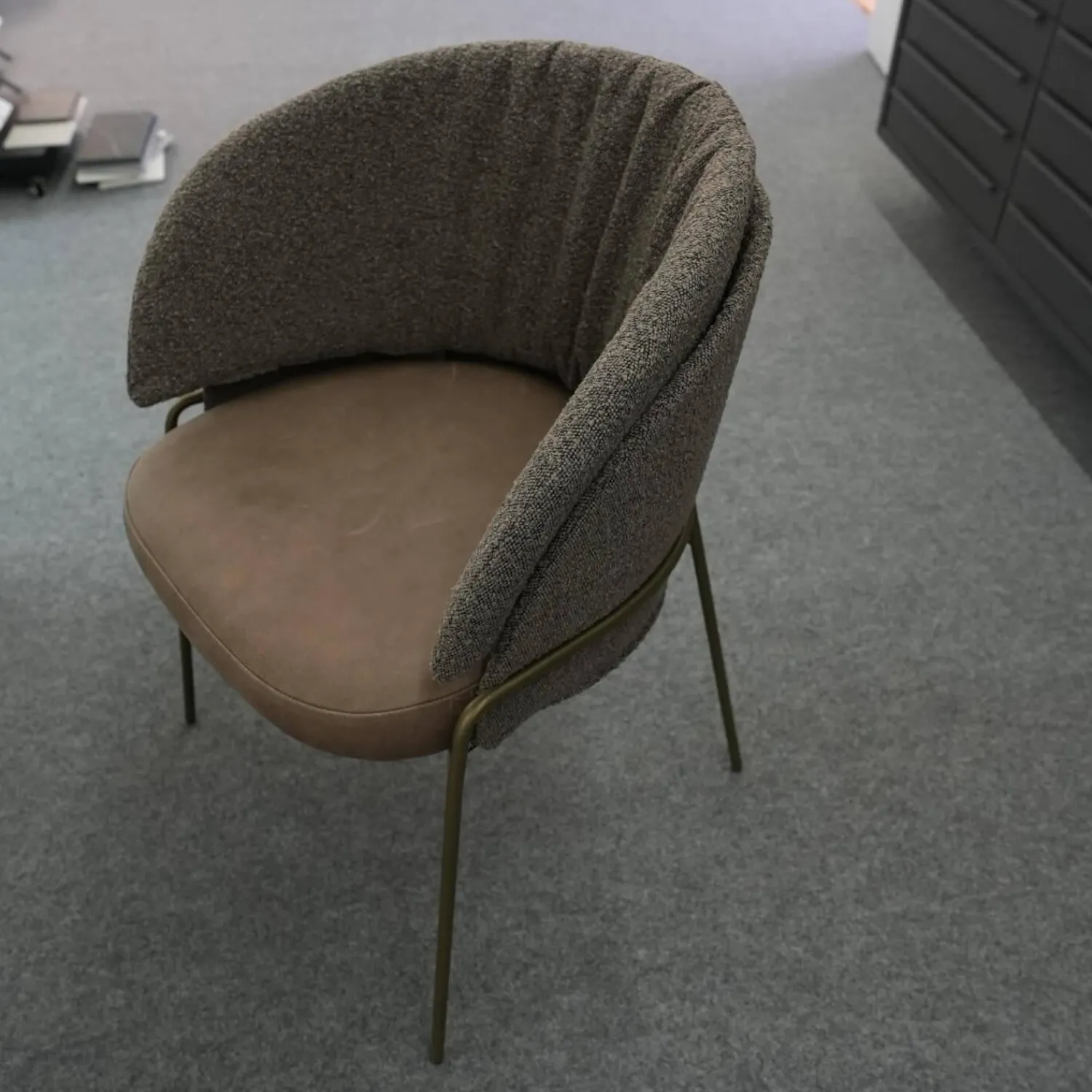 KFF Einzelstühle|Armlehnstuhl Lunar Sitz Leder Rawhide Bark 351 Grau Rücken Stoff Ascot Mousse 2405 Grau Metallgestell Struktur Oliv Grau Grün