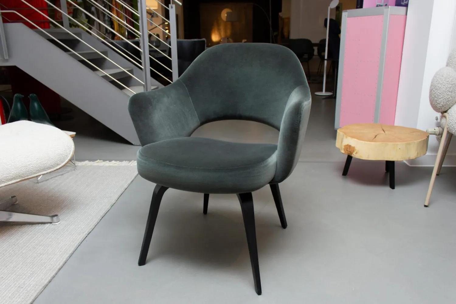 Knoll International Einzelstühle|Armlehnstuhl Saarinen Kollektion Relax Konferenz Bezug Stoff Cactus 169 Eva Füße Eiche Auf Ebenholz Gebeizt