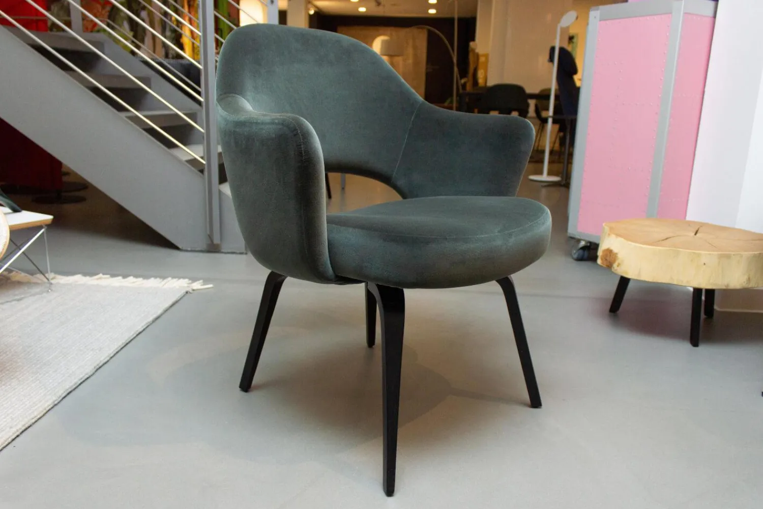 Knoll International Einzelstühle|Armlehnstuhl Saarinen Kollektion Relax Konferenz Bezug Stoff Cactus 169 Eva Füße Eiche Auf Ebenholz Gebeizt