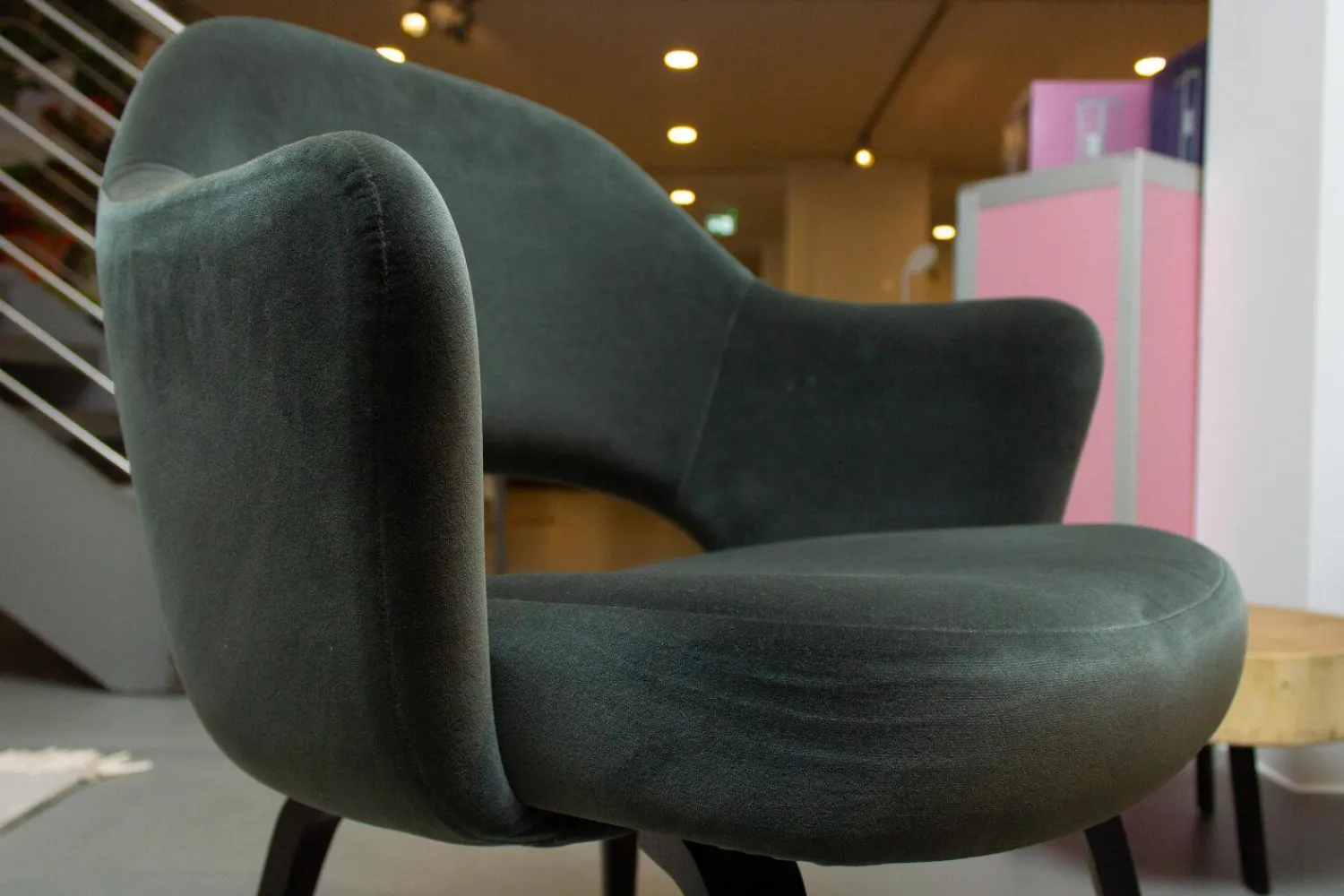 Knoll International Einzelstühle|Armlehnstuhl Saarinen Kollektion Relax Konferenz Bezug Stoff Cactus 169 Eva Füße Eiche Auf Ebenholz Gebeizt